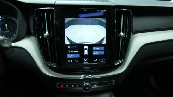 Esittelykuva Volvo XC60 kevythybridiautosta.
