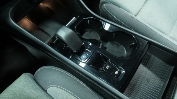 Esittelykuva Volvo XC40 kevythybridiautosta.