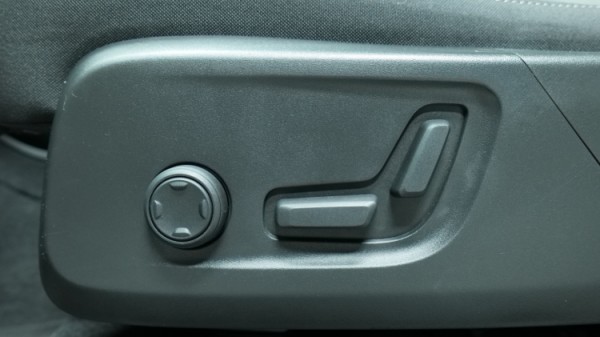 Esittelykuva Volvo XC40 kevythybridiautosta.