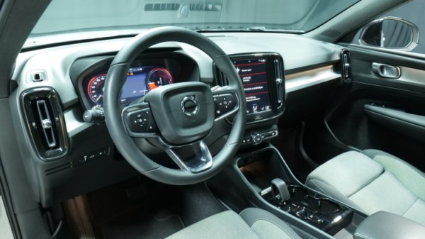 Esittelykuva Volvo XC40 kevythybridiautosta.