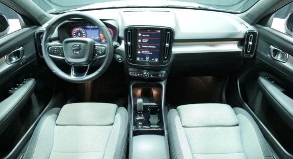 Esittelykuva Volvo XC40 kevythybridiautosta.