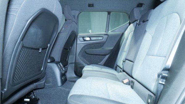 Esittelykuva Volvo XC40 kevythybridiautosta.