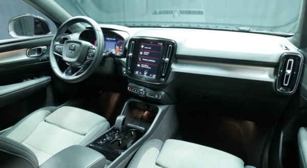Esittelykuva Volvo XC40 kevythybridiautosta.