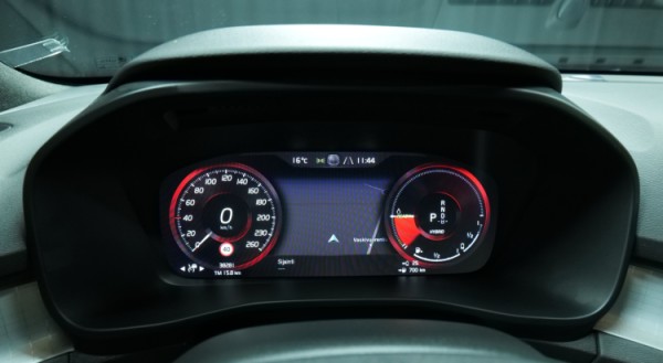 Esittelykuva Volvo XC40 kevythybridiautosta.