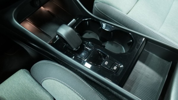 Esittelykuva Volvo XC40 kevythybridiautosta.