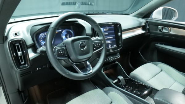 Esittelykuva Volvo XC40 kevythybridiautosta.
