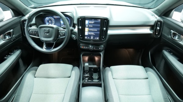 Esittelykuva Volvo XC40 kevythybridiautosta.