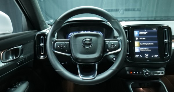 Esittelykuva Volvo XC40 kevythybridiautosta.