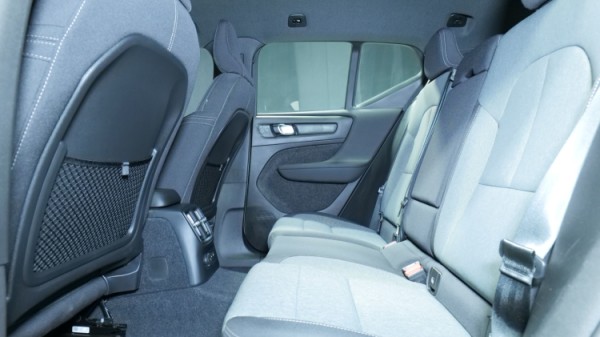Esittelykuva Volvo XC40 kevythybridiautosta.