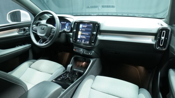 Esittelykuva Volvo XC40 kevythybridiautosta.