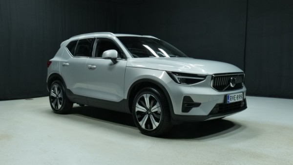 Esittelykuva Volvo XC40 kevythybridiautosta.