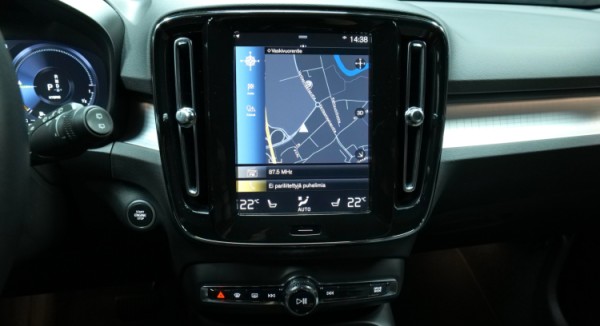 Esittelykuva Volvo XC40 kevythybridiautosta.