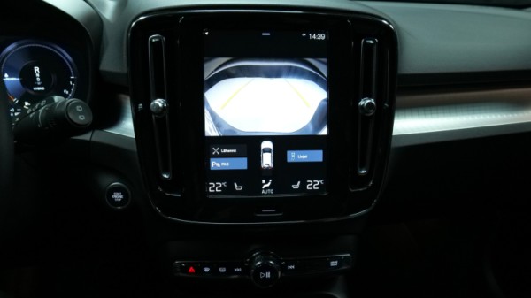 Esittelykuva Volvo XC40 kevythybridiautosta.