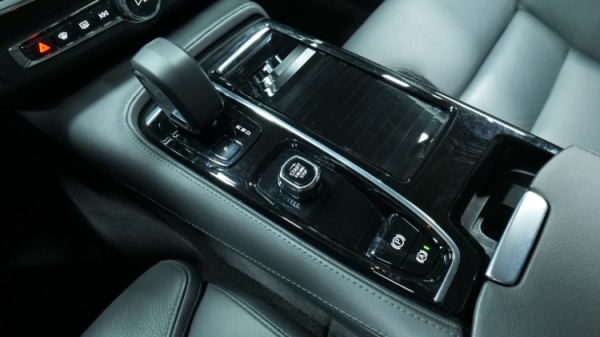 Esittelykuva Volvo S90 kevythybridiautosta.