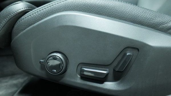 Esittelykuva Volvo S90 kevythybridiautosta.