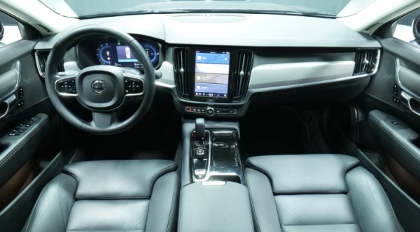 Esittelykuva Volvo S90 kevythybridiautosta.