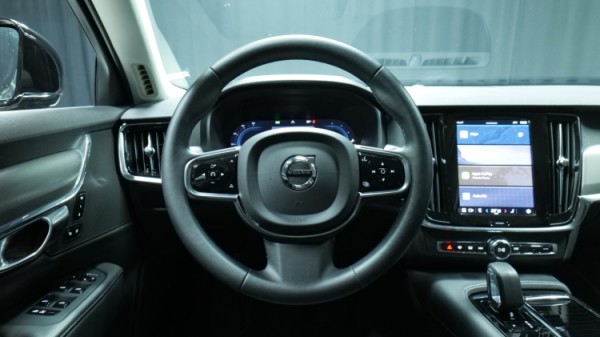 Esittelykuva Volvo S90 kevythybridiautosta.