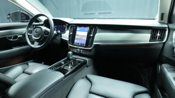 Esittelykuva Volvo S90 kevythybridiautosta.