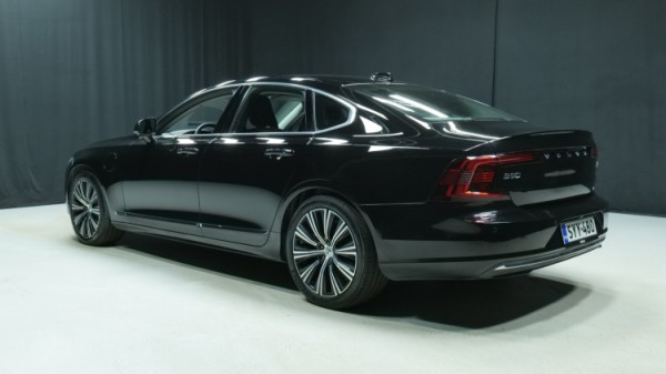 Esittelykuva Volvo S90 kevythybridiautosta.