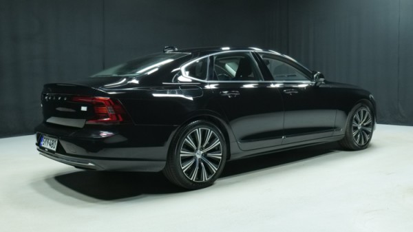 Esittelykuva Volvo S90 kevythybridiautosta.