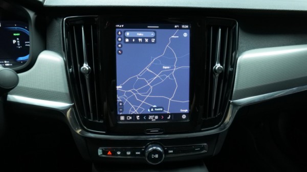 Esittelykuva Volvo S90 kevythybridiautosta.