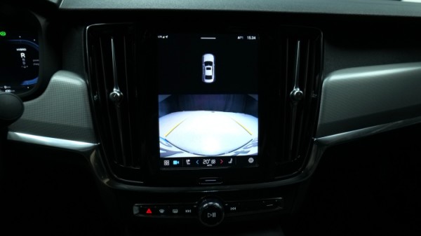 Esittelykuva Volvo S90 kevythybridiautosta.