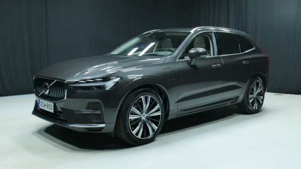 Esittelykuva Volvo XC60 kevythybridiautosta.
