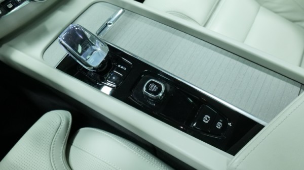 Esittelykuva Volvo XC60 kevythybridiautosta.