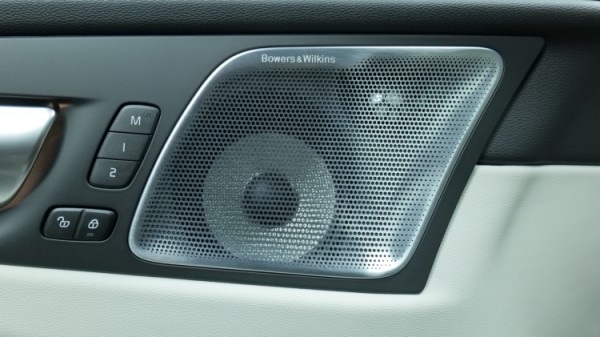 Esittelykuva Volvo XC60 kevythybridiautosta.