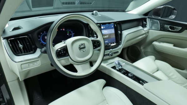 Esittelykuva Volvo XC60 kevythybridiautosta.