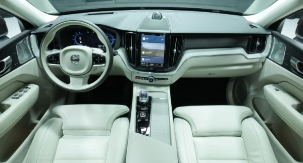 Esittelykuva Volvo XC60 kevythybridiautosta.