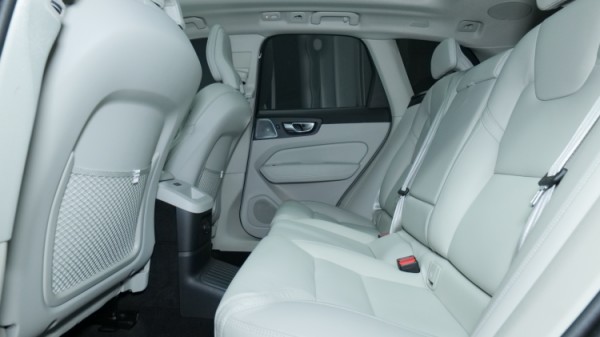 Esittelykuva Volvo XC60 kevythybridiautosta.