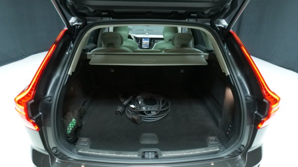 Esittelykuva Volvo XC60 kevythybridiautosta.