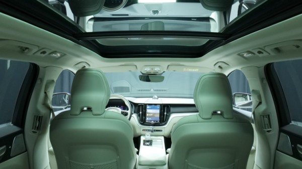 Esittelykuva Volvo XC60 kevythybridiautosta.