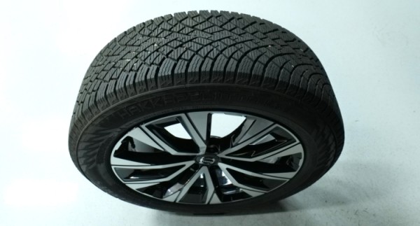 Esittelykuva Volvo XC60 kevythybridiautosta.