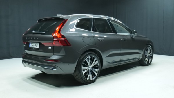 Esittelykuva Volvo XC60 kevythybridiautosta.