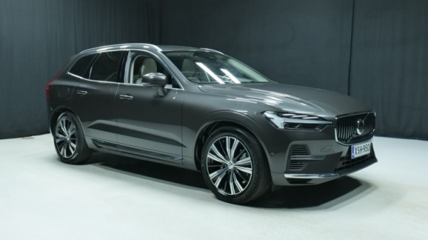 Esittelykuva Volvo XC60 kevythybridiautosta.