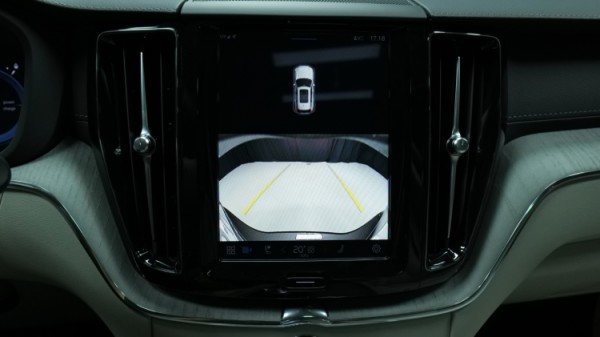 Esittelykuva Volvo XC60 kevythybridiautosta.