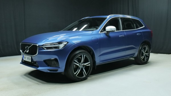 Esittelykuva Volvo XC60 kevythybridiautosta.
