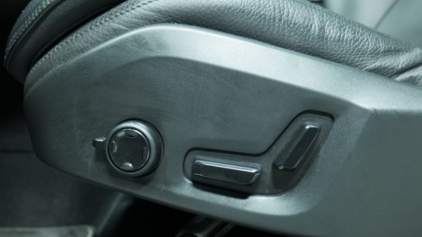 Esittelykuva Volvo XC60 kevythybridiautosta.