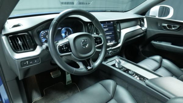 Esittelykuva Volvo XC60 kevythybridiautosta.