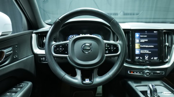 Esittelykuva Volvo XC60 kevythybridiautosta.
