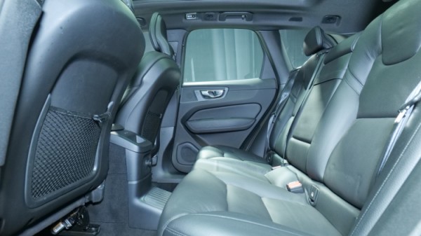 Esittelykuva Volvo XC60 kevythybridiautosta.
