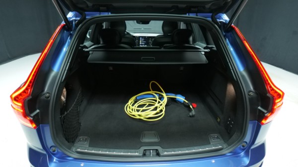 Esittelykuva Volvo XC60 kevythybridiautosta.