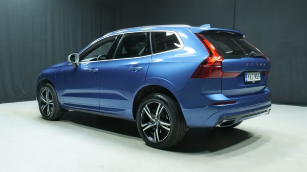 Esittelykuva Volvo XC60 kevythybridiautosta.