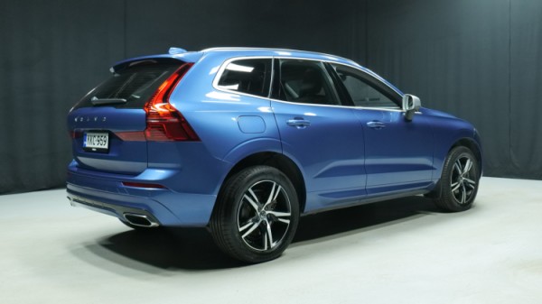 Esittelykuva Volvo XC60 kevythybridiautosta.