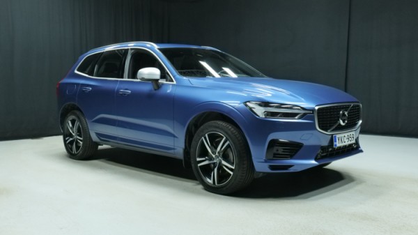 Esittelykuva Volvo XC60 kevythybridiautosta.