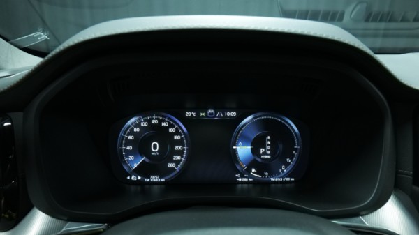 Esittelykuva Volvo XC60 kevythybridiautosta.
