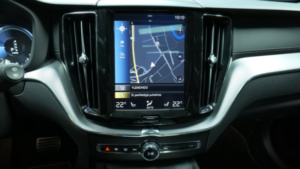 Esittelykuva Volvo XC60 kevythybridiautosta.