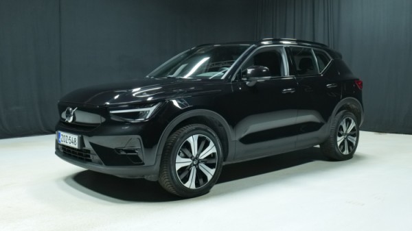 Esittelykuva Volvo XC40 täyssähköautosta.